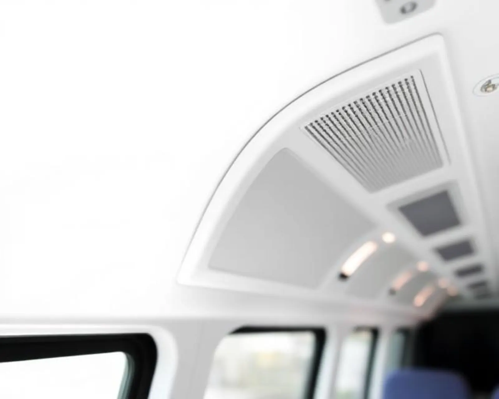 Perfil plástico extrudado para acabamento e vedação de ônibus e transportes